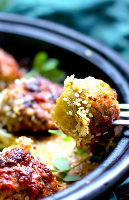 Фрикадельки, запеченные с брюссельской капустой