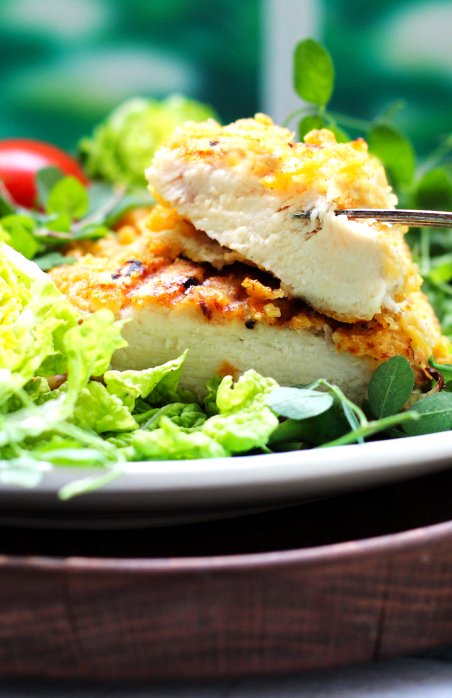 Куриное филе в крошке из кукурузных хлопьев и пармезана